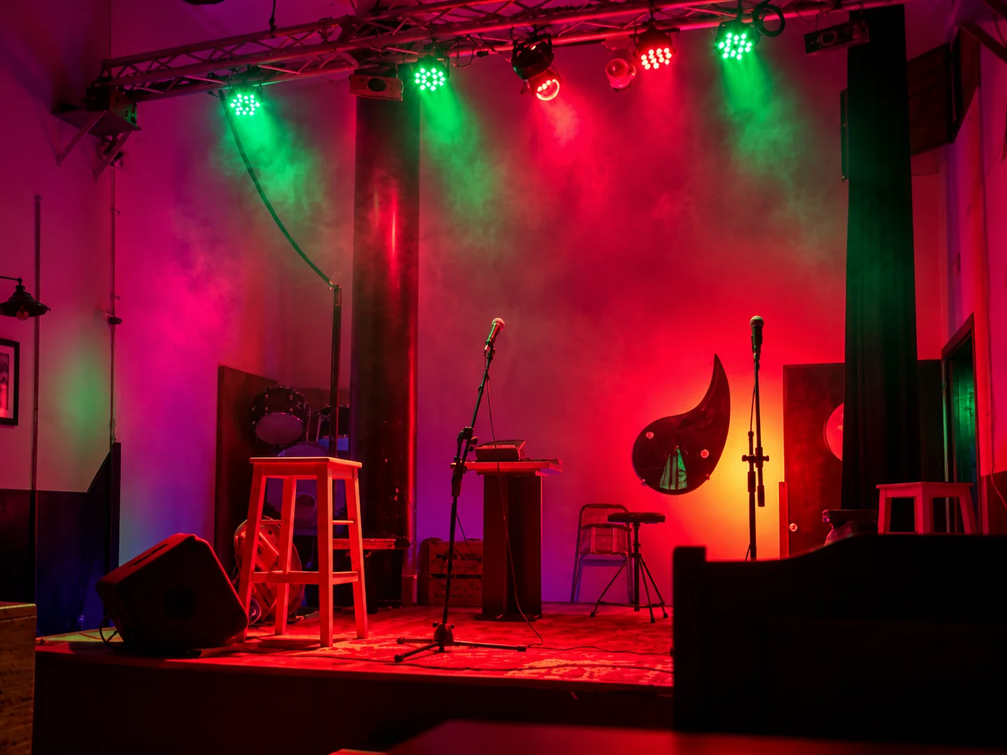 Il palco karaoke di Big Daddy’s con microfoni e luci rosse
